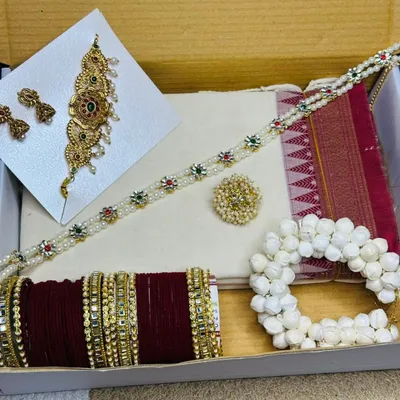 Elegant Off-White Saree Combo Set with Pearl Jewelry, Bangles & White Flower Gajra – Complete Occasion Ready Look